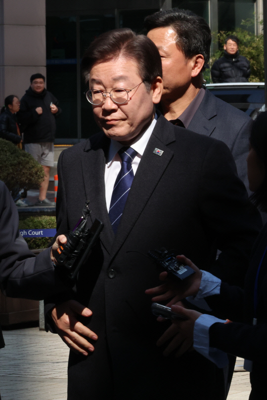 이재명 더불어민주당 대표가 18일 오후 서울 서초동 서울중앙지법에서 열리는 '공직선거법 위반 위증교사 혐의' 관련 1심 속행 공판에 출석하고 있다.<연합뉴스>